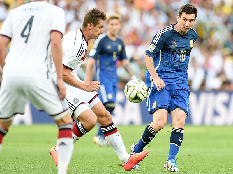 Lionel Messi (r) und Miroslav Klose Lionel Messi (r) und Miroslav Klose