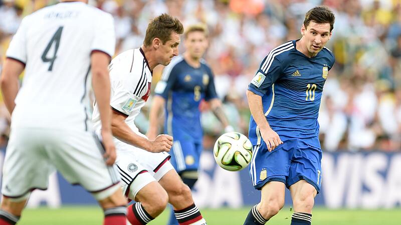 Lionel Messi (r) und Miroslav Klose Lionel Messi (r) und Miroslav Klose