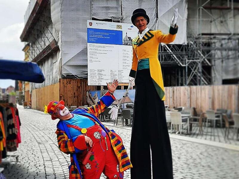 Stelzenmann und Clown mischten sich unter das PublikumForchheim & Fränkische Schweiz Stelzenmann und Clown mischten sich unter das PublikumForchheim & Fränkische Schweiz