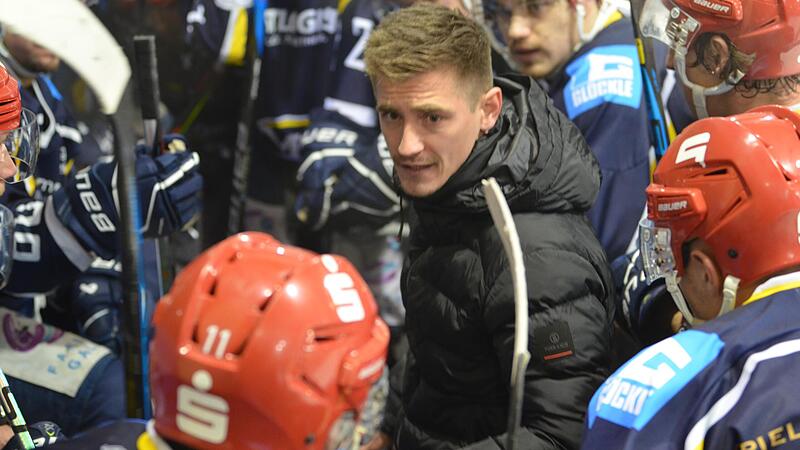 Semjon Bär (Mitte), Trainer des ERV Schweinfurt, will mit seinem Team alles daran setzen, den EC Pfaffenhofen in dieser Runde ein zweites Mal zu besiegen.