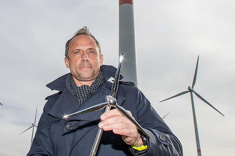 Windkraft sei sein Herzensthema, sagt Bayerns Umweltminister Thorsten Glauber (Freie W&auml;hler) stets. Doch Bayern brilliert noch immer nicht beim Ausbau. An welchen Fehlern der Vorg&auml;ngerstaatsregierung das liegt, wie es besser werden soll &ndash; und warum der neueste Gegenwind ausgerechnet aus Berlin kommt.