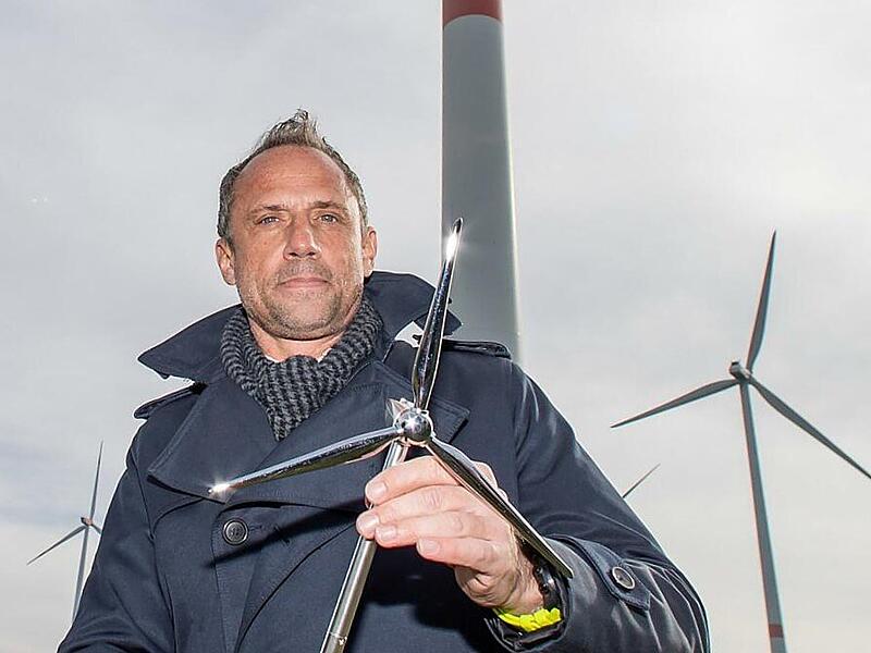 Windkraft sei sein Herzensthema, sagt Bayerns Umweltminister Thorsten Glauber (Freie W&auml;hler) stets. Doch Bayern brilliert noch immer nicht beim Ausbau. An welchen Fehlern der Vorg&auml;ngerstaatsregierung das liegt, wie es besser werden soll &ndash; und warum der neueste Gegenwind ausgerechnet aus Berlin kommt.