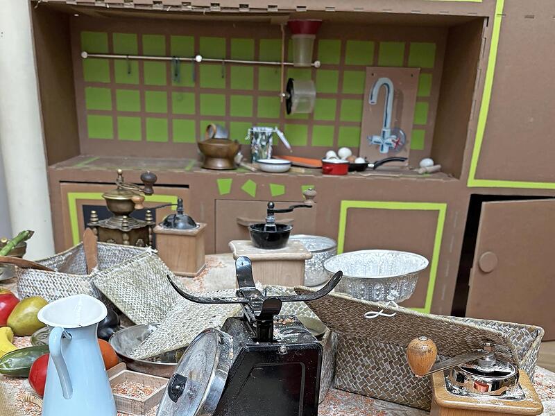 In der Küche wurde kräftig gemahlen und gemalt, was zu Hause auf den Teller kommt.