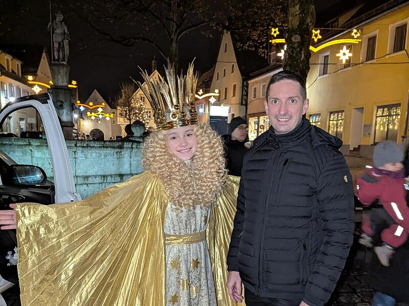 Bürgermeister Ralf Kunzmann mit dem Nürnberger Christkind in Gräfenberg.Forchheim & Fränkische Schweiz Bürgermeister Ralf Kunzmann mit dem Nürnberger Christkind in Gräfenberg.