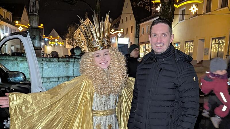 B&uuml;rgermeister Ralf Kunzmann mit dem N&uuml;rnberger Christkind in Gr&auml;fenberg.