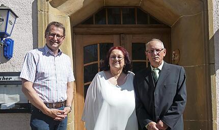 Helmuth und Franziska Frisch feierten goldene Hochzeit, dazu gratulierte auch B&uuml;rgermeister Steffen Lipfert.
