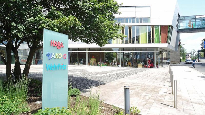 Blick auf die Firmenzentrale in Bad Rodach: Die Haba-Familygroup (bis Anfang 2021 „Haba-Firmenfamilie“) ist der größte Arbeitgeber im Landkreis Coburg.