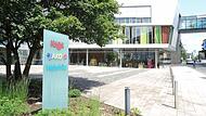 Blick auf die Firmenzentrale in Bad Rodach: Die Haba-Familygroup (bis Anfang 2021 „Haba-Firmenfamilie“) ist der größte Arbeitgeber im Landkreis Coburg.