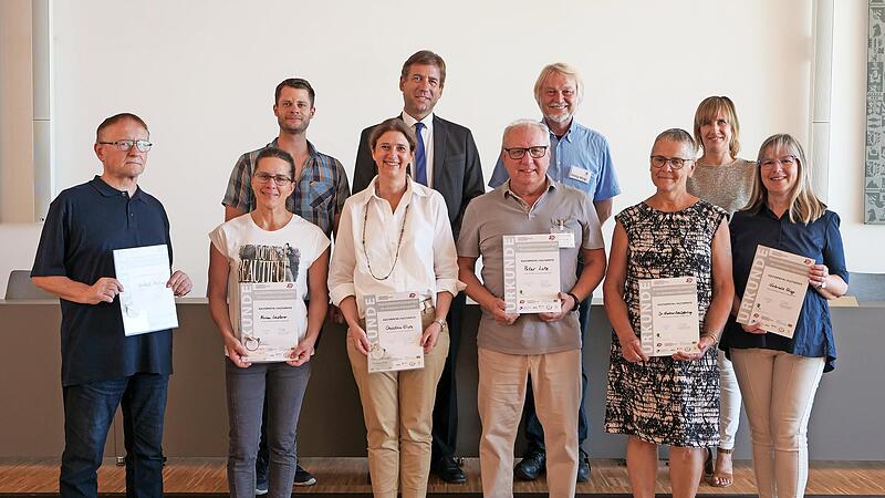 Die Kulturpatinnen und Kulturpaten des Landkreises Forchheim bei der Übergabe ihrer Zertifikate (vordere Reihe v. l. n. r.): Herbert Hopfner, Miriam Leisterer, Christina Glietz, Peter Lutz, Gudrun Schüpferling und Gabriele Stieg, (nicht auf dem Bi...