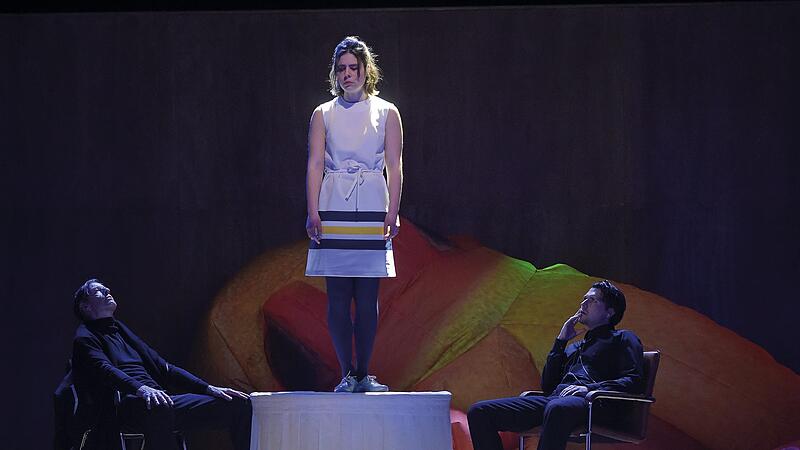 Dorfrichter Adam (links, Stephan Ullrich) und Gerichtsrat Walter (Daniel Seniuk) richten in „Der zerbrochene Krug“ ihren männlichen Blick auf Eve (Lara Heller). Dorfrichter Adam (links, Stephan Ullrich) und Gerichtsrat Walter (Daniel Seniuk) richten in „Der zerbrochene Krug“ ihren männlichen Blick auf Eve (Lara Heller).