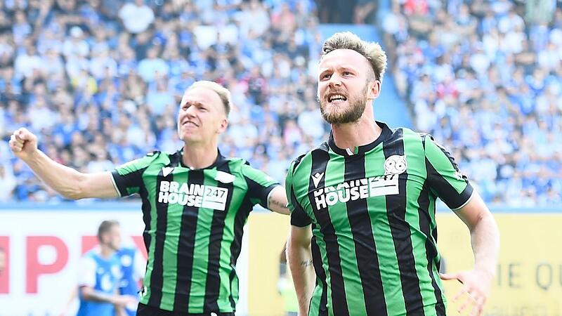 Cedric Teuchert (re.) traf an den ersten drei Zweitligaspieltagen schon viermal für Hannover 96. Alle seine Tore erzielte der Coburger per Elfmeter.