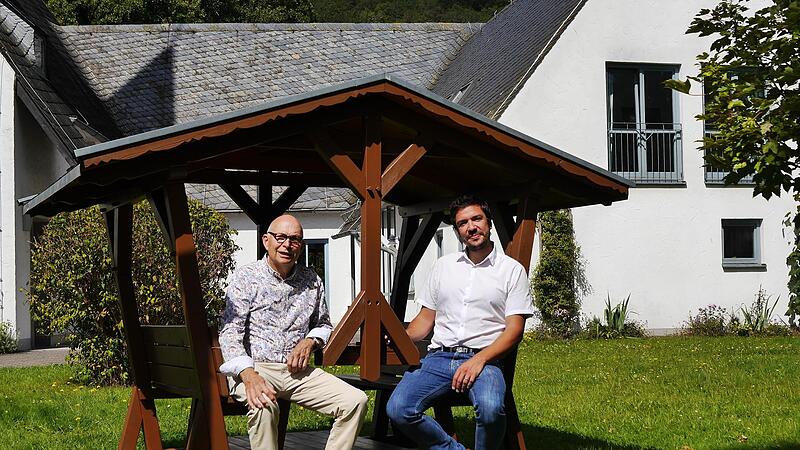 Kur- und Urlauberseelsorger J&ouml;rg Uhlmann (links) und Pfarrer Niels H&ouml;nerlage vor dem Gemeindehaus im Georgipark.
