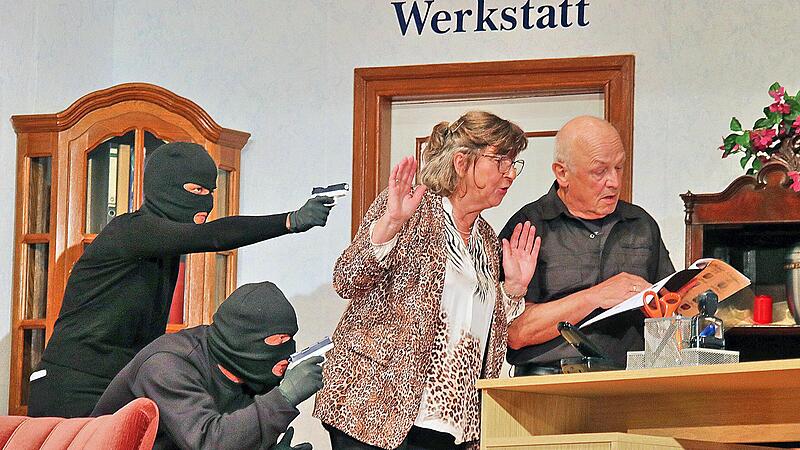 Nachdem sie ein Schmuckgeschäft in Bad Kissingen ausgeraubt haben, flüchten die Täter in ein Bestattungsunternehmen und nehmen Geiseln.
