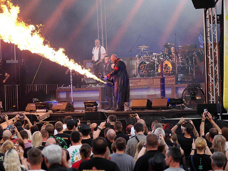 Die Rammstein-Tribute-Band live auf dem Gel&auml;nde der KulturfabrikStahlzeit am 18. Juni in Cortendorf
