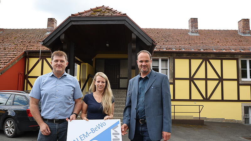 Salem-Gesch&auml;ftsf&uuml;hrer Heiko Wei&szlig; und Samuel M&uuml;ller stellen &ndash; gemeinsam mit Sozialp&auml;dagogin Sabrina Kolb-H&ouml;rteis das Konzept f&uuml;r die Wohngemeinschaft &bdquo;Sprungbrett&ldquo; vor.