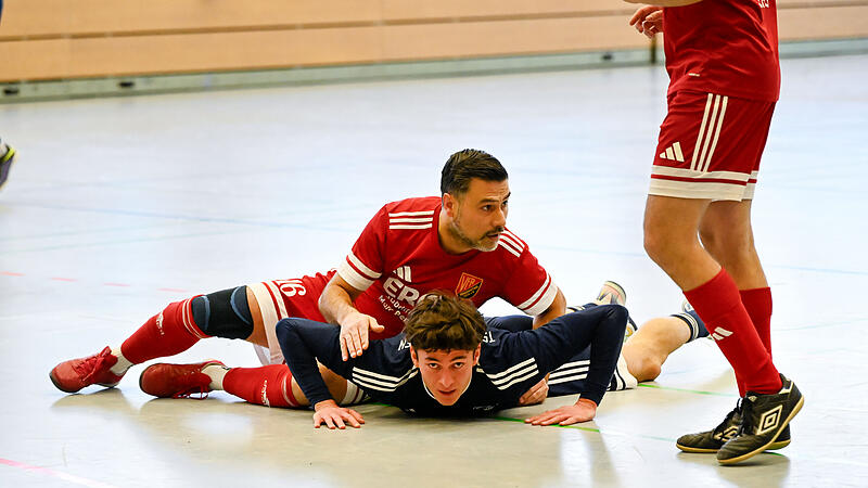 Kampf mit harten Bandagen: Sinan G&uuml;meci (blaues Trikot) und der TSV M&ouml;nchr&ouml;den besiegten zum Auftakt den VfR Johannisthal mit 1:0.
