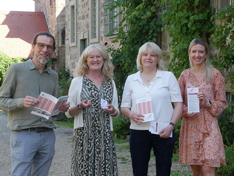 Nicolas Zenzen (Leiter Henneberg-Museum), Elfriede Böck (Leiterin Museum Herrenmühle), Annette Späth (Leiterin Museum Obere Saline) und Christina Schuhmann (Vertreterin Museen in der Schranne) stellten die neue Kooperation im Museum Obere Saline vor. Nicolas Zenzen (Leiter Henneberg-Museum), Elfriede Böck (Leiterin Museum Herrenmühle), Annette Späth (Leiterin Museum Obere Saline) und Christina Schuhmann (Vertreterin Museen in der Schranne) stellten die neue Kooperation im Museum Obere Saline vor.