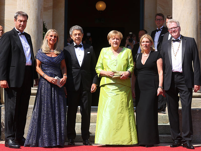 Angela Merkel (Mitte), ehemalige Bundeskanzlerin, und ihr Ehemann Joachim Sauer, Markus Söder (l), Ministerpräsident Bayerns, und seine Frau Karin, Thomas Ebersberger (r), Oberbürgermeister Bayreuths