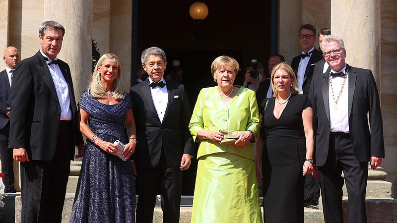 Angela Merkel (Mitte), ehemalige Bundeskanzlerin, und ihr Ehemann Joachim Sauer, Markus Söder (l), Ministerpräsident Bayerns, und seine Frau Karin, Thomas Ebersberger (r), Oberbürgermeister Bayreuths