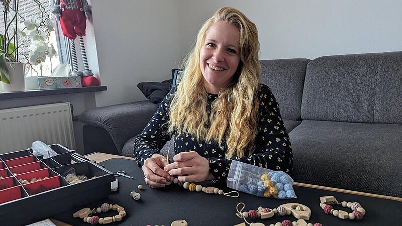 In ihrem Wohnzimmer in Lonnerstadt kreiert Melanie Schwiebs die Greifringe und Schnullerketten. Kunden können diese auch individuell anpassen lassen. In ihrem Wohnzimmer in Lonnerstadt kreiert Melanie Schwiebs die Greifringe und Schnullerketten. Kunden können diese auch individuell anpassen lassen.