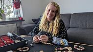 In ihrem Wohnzimmer in Lonnerstadt kreiert Melanie Schwiebs die Greifringe und Schnullerketten. Kunden k&ouml;nnen diese auch individuell anpassen lassen.