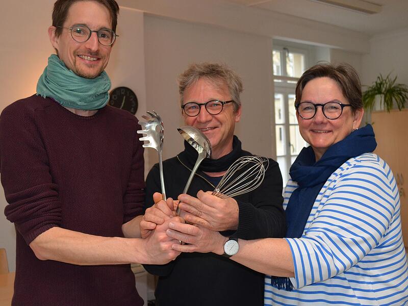 Zusammenhalt ist sichtbar: Ob Kochl&ouml;ffel oder ein gro&szlig;es Herz &ndash; Veit R&ouml;ger, Stefan Kornherr und Silke Kirchberger sind ein eingespieltes Team f&uuml;r die Vesperkirche.