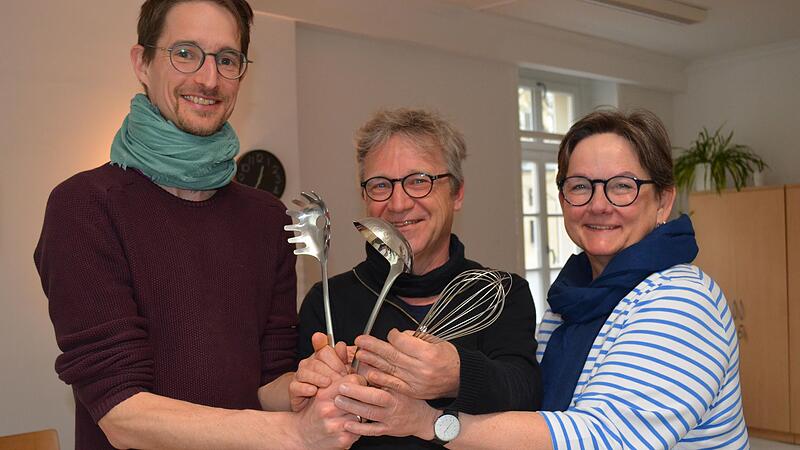 Zusammenhalt ist sichtbar: Ob Kochl&ouml;ffel oder ein gro&szlig;es Herz &ndash; Veit R&ouml;ger, Stefan Kornherr und Silke Kirchberger sind ein eingespieltes Team f&uuml;r die Vesperkirche.