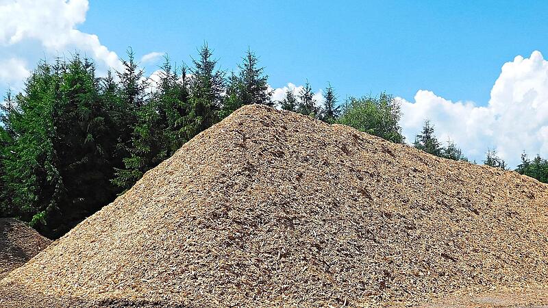 Fachgerecht angelegte Holzhackschnitzel liegen zum Abtransport bereit. Symbolfoto: N. Hofmann, LWF
