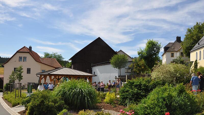 Ein sch&ouml;n gestalteter Treffpunkt mitten im Dorf: Die Reichenbacher sind stolz auf die Anlage mit und nutzen den gem&uuml;tlichen Sitzplatz sehr gerne.