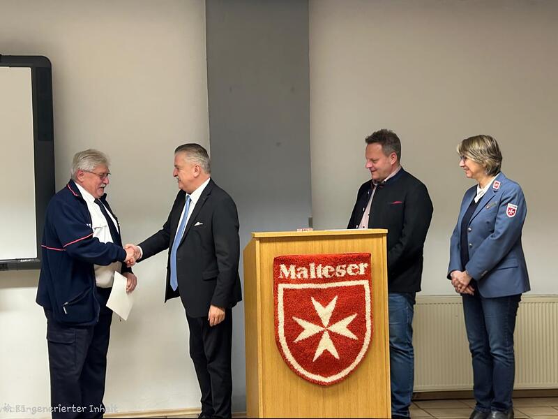 Kulmbachs Landrat Klaus Peter Söllner (Zweiter von links) überreicht dem Malteser-Stadtbeauftragten Reinhold Müller (links) das Ehrenzeichen am Bande des Malteserordens. Auch Oberbürgermeister Ingo Lehmann und Diözesangeschäftsführerin Claudia Ramminger würdigten die Verdienste Müllers.