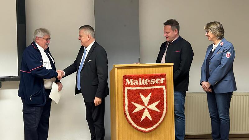 Hohe Auszeichnung für Kulmbacher Stadtbeauftragten Reinhold Müller Kulmbachs Landrat Klaus Peter Söllner (Zweiter von links) überreicht dem Malteser-Stadtbeauftragten Reinhold Müller (links) das Ehrenzeichen am Bande des Malteserordens. Auch Oberbürgermeister Ingo Lehmann und Diözesangeschäftsführerin Claudia Ramminger würdigten die Verdienste Müllers.