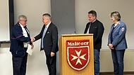 Hohe Auszeichnung für Kulmbacher Stadtbeauftragten Reinhold Müller Kulmbachs Landrat Klaus Peter Söllner (Zweiter von links) überreicht dem Malteser-Stadtbeauftragten Reinhold Müller (links) das Ehrenzeichen am Bande des Malteserordens. Auch Oberbürgermeister Ingo Lehmann und Diözesangeschäftsführerin Claudia Ramminger würdigten die Verdienste Müllers.