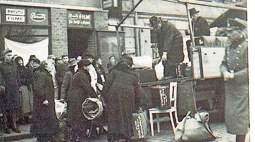 Juden mussten auf dem Paradeplatz ihr Gepäck verladen und über einen Stuhl auf den Lastwagen klettern. Juden mussten auf dem Paradeplatz ihr Gepäck verladen und über einen Stuhl auf den Lastwagen klettern.