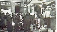 Juden mussten auf dem Paradeplatz ihr Gepäck verladen und über einen Stuhl auf den Lastwagen klettern. Juden mussten auf dem Paradeplatz ihr Gepäck verladen und über einen Stuhl auf den Lastwagen klettern.