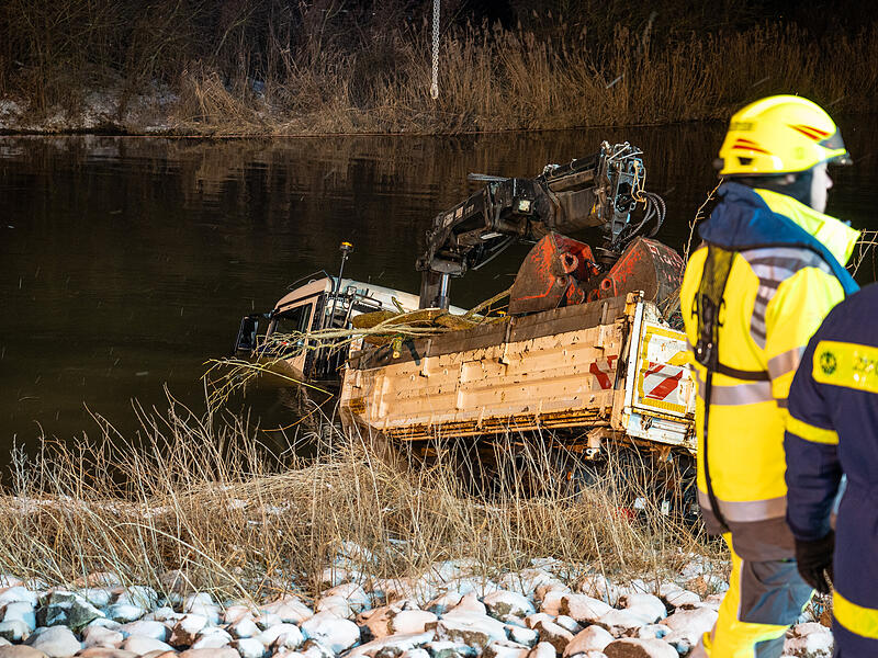 Lkw versinkt in Fluss - Großeinsatz wegen BergungGroße Bergungsaktion: Lkw versinkt in Fluss Lkw versinkt in Fluss - Großeinsatz wegen BergungGroße Bergungsaktion: Lkw versinkt in Fluss