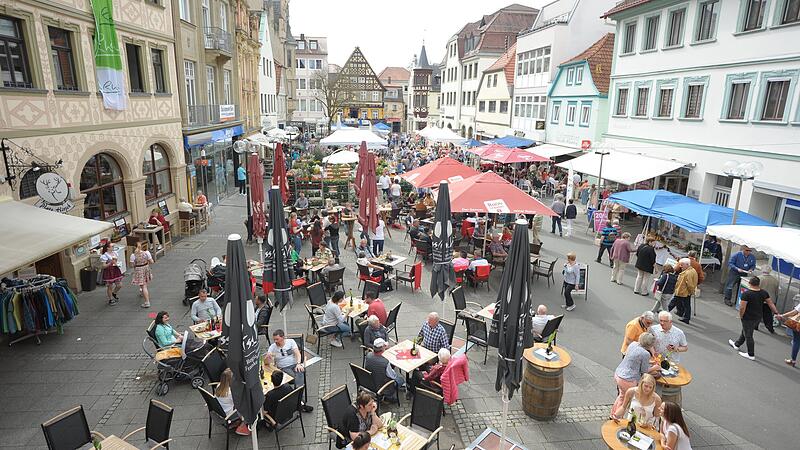 Fr&uuml;hjahrsmarkt Markt Markttreiben in Bad Kissingen.