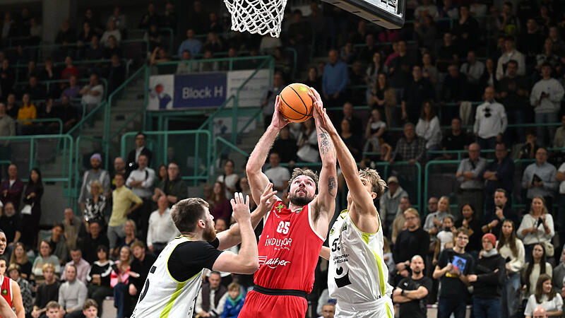 Sport Basketball  2. Bundesliga PROA Saison 2025 / 2026  04. Spieltag  am Samstag 18.10.2025 Spielort Oberfrankenhalle Bayreuth  Spielbeginn 19.00 h  BBC Bayreuth gegen Artland Dragons Halbzeitergebnis 41:53 Endstand 93:96 OT (86:86) Artem KOVALOV und Len