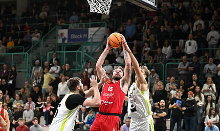 Sport Basketball  2. Bundesliga PROA Saison 2025 / 2026  04. Spieltag  am Samstag 18.10.2025 Spielort Oberfrankenhalle Bayreuth  Spielbeginn 19.00 h  BBC Bayreuth gegen Artland Dragons Halbzeitergebnis 41:53 Endstand 93:96 OT (86:86) Artem KOVALOV und Len