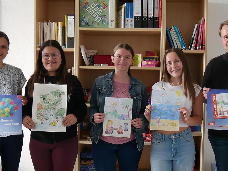 Die Gewinner wurden ausgezeichnet (v.&nbsp;l.): Theresa H&auml;fner (KJR-Jugendb&uuml;ro), Ariane Simo (3. Platz), Theresa Sch&ouml;pf (1. Platz), Leni Glauber (2. Platz) und Thomas Wilfling (KJR-Vorsitzender).