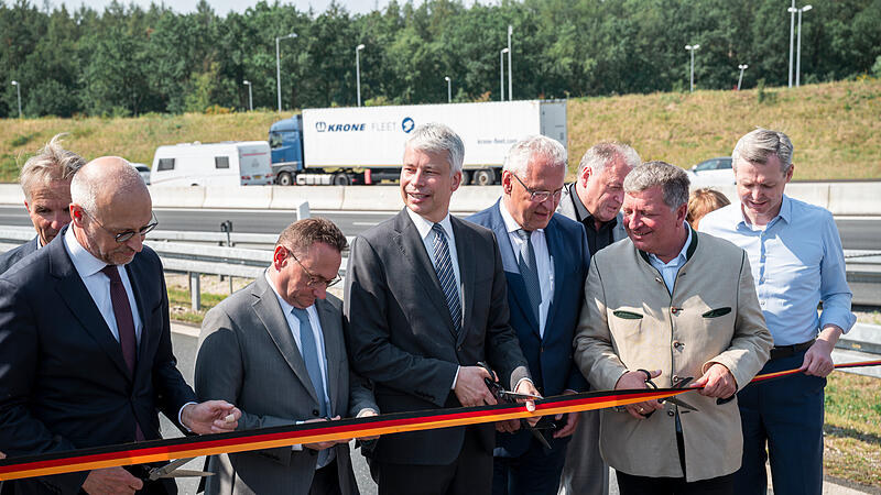 Steffen Bilger (Mitte, CDU), Bundesminister f&uuml;r Verkehr, er&ouml;ffnet nach dem sechsspurigen Ausbau zwischen dem AK Biebelried und dem AK F&uuml;rth/Erlangen symbolisch mit Joachim Herrmann (4.v.r., CSU), Bayerischer Innenminister, und Christian Bernreiter (2.v.r., CSU), Staatsminister f&uuml;r Wohnen, Bau und Verkehr, die A3.