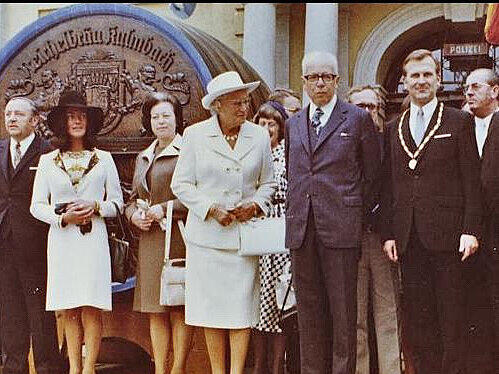 Bundespr&auml;sident Gustav Heinemann mit seiner Frau Hilda beim Empfang auf der Rathaustreppe; rechts Oberb&uuml;rgermeister Erich Stammberger, links Staatssekret&auml;r Karl Herold, daneben Annemarie Stammberger und Leni Herold.