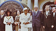 Bundespr&auml;sident Gustav Heinemann mit seiner Frau Hilda beim Empfang auf der Rathaustreppe; rechts Oberb&uuml;rgermeister Erich Stammberger, links Staatssekret&auml;r Karl Herold, daneben Annemarie Stammberger und Leni Herold.