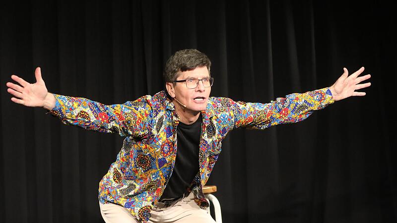 Der gebürtige Wollbacher Mäc Härder kehrt bei der diesjährigen Mundartrallye zu seinen kabarettistischen Anfängen zurück. Der gebürtige Wollbacher Mäc Härder kehrt bei der diesjährigen Mundartrallye zu seinen kabarettistischen Anfängen zurück.