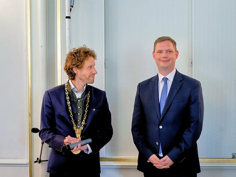 Aus Rivalen werden Partner: Zweiter Bürgermeister Jonas Glüsenkamp (r.) sagte dem neuen Oberbürgermeister Sebastian Niedermaier seine volle Unterstützung zu. Aus Rivalen werden Partner: Zweiter Bürgermeister Jonas Glüsenkamp (r.) sagte dem neuen Oberbürgermeister Sebastian Niedermaier seine volle Unterstützung zu.