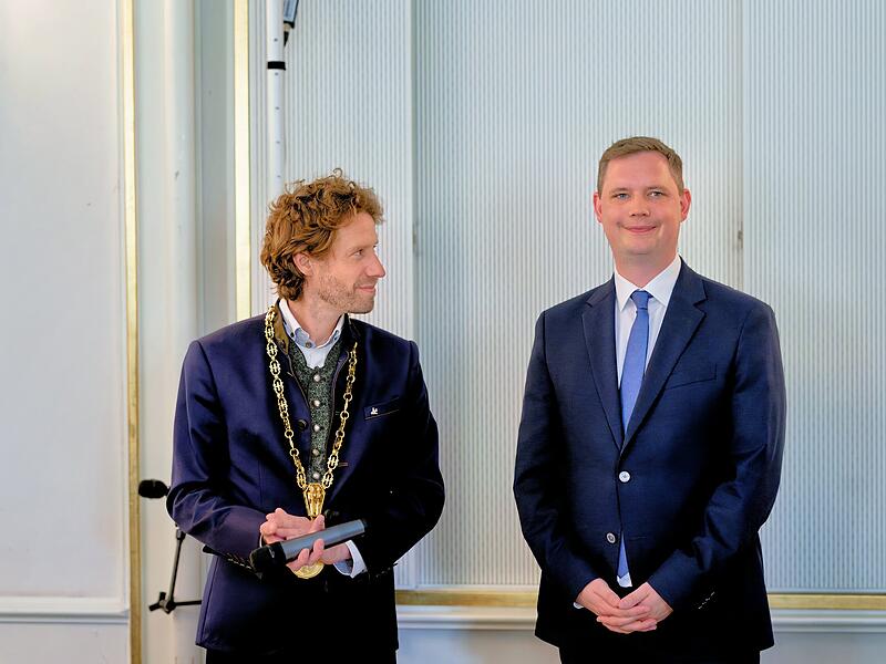 Aus Rivalen werden Partner: Zweiter B&uuml;rgermeister Jonas Gl&uuml;senkamp (r.) sagte dem neuen Oberb&uuml;rgermeister Sebastian Niedermaier seine volle Unterst&uuml;tzung zu.