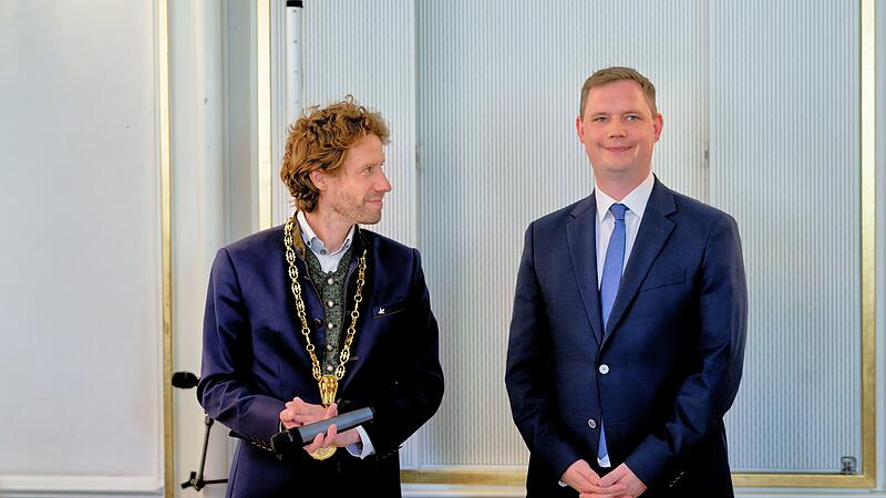 Aus Rivalen werden Partner: Zweiter B&uuml;rgermeister Jonas Gl&uuml;senkamp (r.) sagte dem neuen Oberb&uuml;rgermeister Sebastian Niedermaier seine volle Unterst&uuml;tzung zu.
