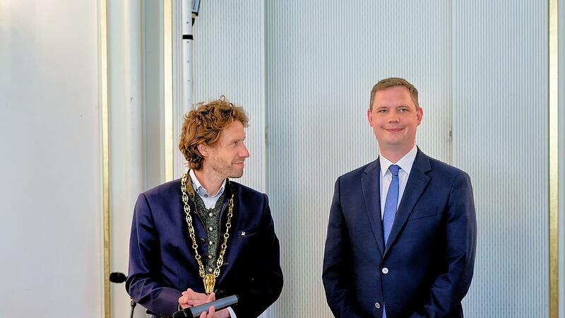 Aus Rivalen werden Partner: Zweiter B&uuml;rgermeister Jonas Gl&uuml;senkamp (r.) sagte dem neuen Oberb&uuml;rgermeister Sebastian Niedermaier seine volle Unterst&uuml;tzung zu.