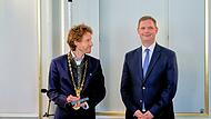 Aus Rivalen werden Partner: Zweiter B&uuml;rgermeister Jonas Gl&uuml;senkamp (r.) sagte dem neuen Oberb&uuml;rgermeister Sebastian Niedermaier seine volle Unterst&uuml;tzung zu.