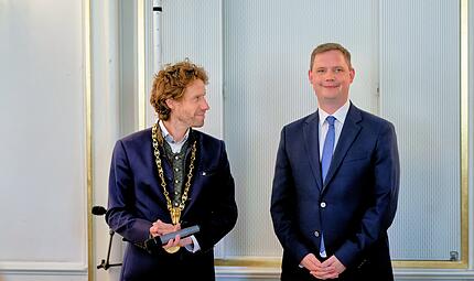 Aus Rivalen werden Partner: Zweiter B&uuml;rgermeister Jonas Gl&uuml;senkamp (r.) sagte dem neuen Oberb&uuml;rgermeister Sebastian Niedermaier seine volle Unterst&uuml;tzung zu.