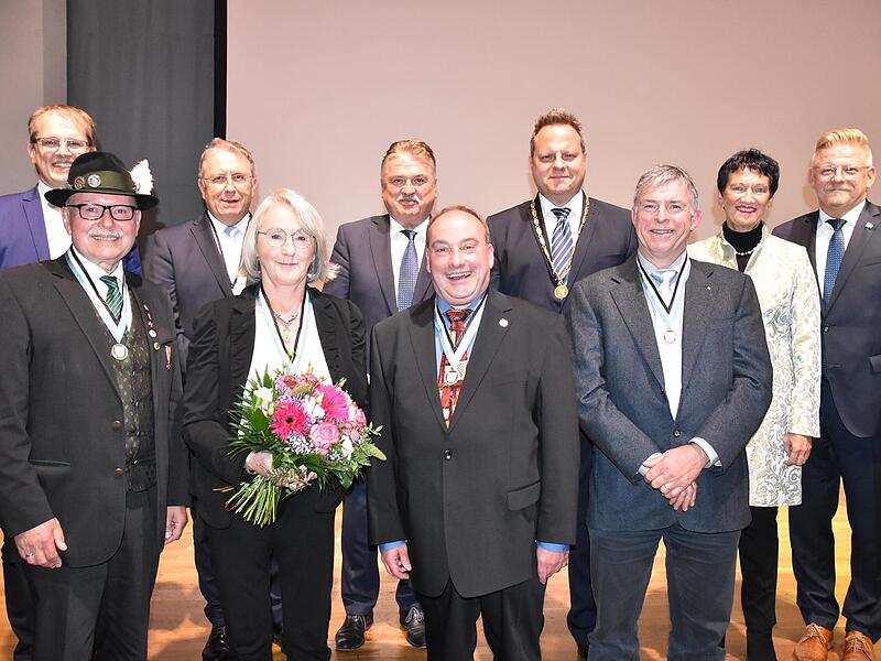 Die neuen Träger der Kulmbacher Stadtmedaille (vorne von links) Hans-Peter Gäbelein, Jutta Lange, Thomas Besand und  Rüdiger Baumann. Dahinter  (von links) Dritter Bürgermeister Ralf Hartnack (WGK), Bezirkstagspräsident Henry Schramm (CSU), Landra...